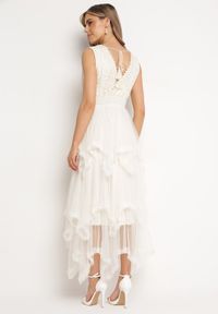 Born2be - Beżowa Sukienka z Kopertowym Dekoltem Wiązaniem na Plecach i Asymetrycznym Dołem z Siateczki Helolla. Okazja: na co dzień. Typ kołnierza: dekolt kopertowy. Kolor: beżowy. Materiał: jeans. Typ sukienki: asymetryczne, kopertowe. Styl: casual, elegancki #4