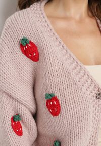 Born2be - Różowy Niezapinany Kardigan o Krótkim Kroju z Aplikacjami w Kształcie Truskawek Lorinelle. Okazja: na co dzień. Kolor: różowy. Materiał: jeans. Długość rękawa: długi rękaw. Długość: krótkie. Wzór: aplikacja. Sezon: lato. Styl: casual #6
