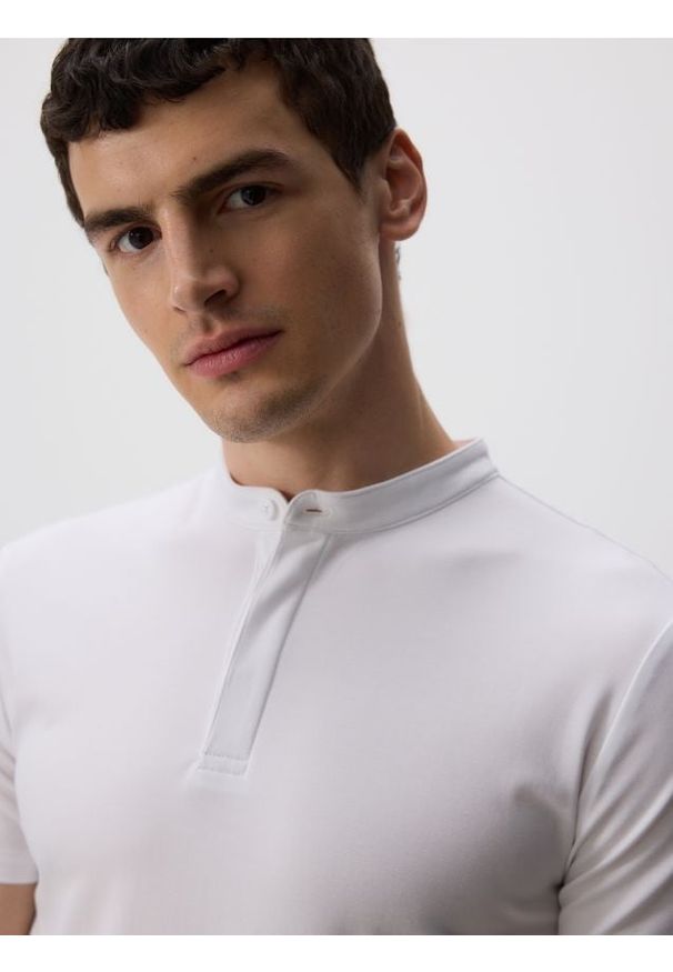 Reserved - Koszula polo slim fit - biały. Typ kołnierza: polo. Kolor: biały. Materiał: dzianina, wiskoza