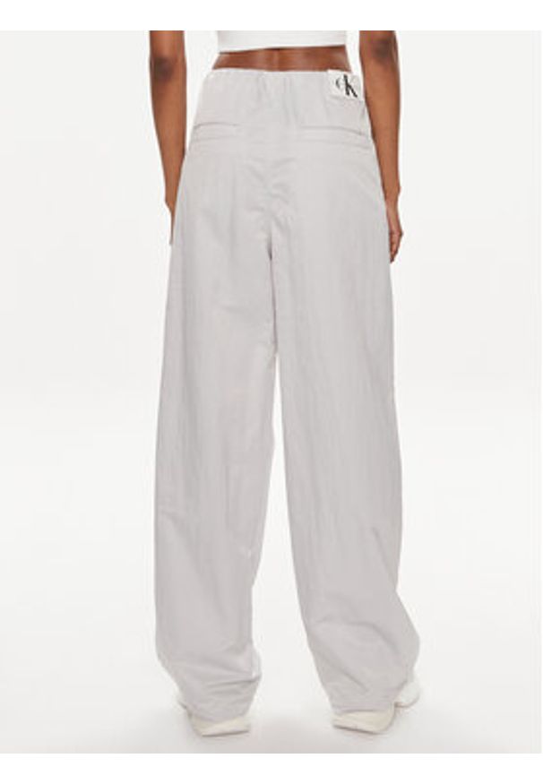 Calvin Klein Jeans Spodnie materiałowe Soft Crinkle J20J223122 Szary Relaxed Fit. Kolor: szary. Materiał: syntetyk