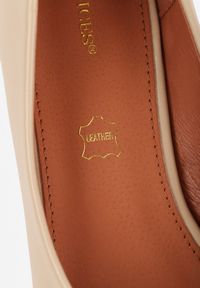 Renee - Beżowe Czółenka Vices ze Skórzaną Wkładką na Niskim Obcasie ze Zdobieniem Dakene. Nosek buta: szpiczasty. Kolor: beżowy. Materiał: skóra. Wzór: aplikacja. Obcas: na obcasie. Styl: elegancki. Wysokość obcasa: niski #3