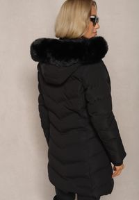 Renee - Czarna Kurtka z Ozdobnym Pikowaniem z Odpinanym Kapturem i Futerkiem Taidra. Okazja: na co dzień, na spacer. Kolor: czarny. Materiał: futro. Styl: casual, elegancki #3