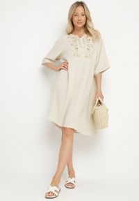 Born2be - Jasnobeżowa Sukienka Pudełkowa z Guzikami i Ozdobnymi Haftami Jenivanea. Okazja: na co dzień. Typ kołnierza: dekolt w serek. Kolor: beżowy. Materiał: skóra. Długość rękawa: długi rękaw. Wzór: haft. Styl: elegancki, casual #2