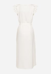 Born2be - Biała Sukienka Wiązana w Pasie z Rękawem z Falbanką z Rozcięciami i Cyrkoniami Fernesta. Okazja: do pracy. Typ kołnierza: kołnierz z falbankami. Kolor: biały. Wzór: aplikacja. Styl: elegancki, wizytowy #6