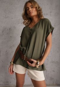 Renee - Zielona Bluzka z Lnem i Wiskozą o Nietoperzowym Kroju z Krótkim Rękawem Herira. Okazja: na co dzień. Typ kołnierza: dekolt w serek. Kolor: zielony. Długość: krótkie. Wzór: aplikacja. Materiał: wiskoza, len. Długość rękawa: krótki rękaw. Sezon: lato. Styl: casual, elegancki #2