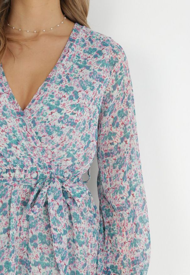 Born2be - Niebieska Sukienka Iphaia. Kolor: niebieski. Materiał: materiał. Długość rękawa: długi rękaw. Wzór: aplikacja, kwiaty. Typ sukienki: kopertowe. Długość: mini