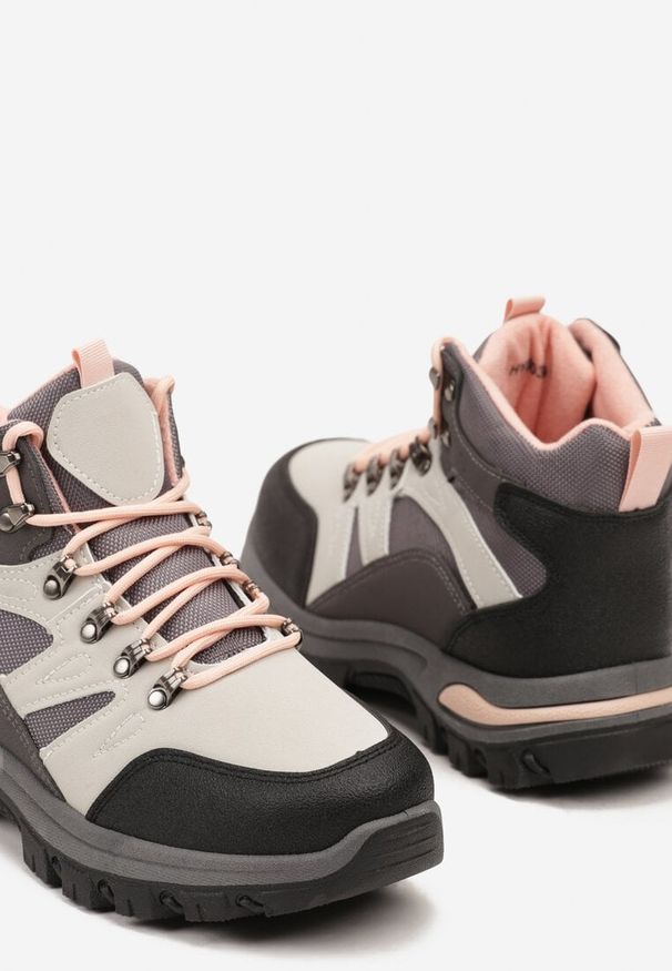 Renee - Szare Buty Trekkingowe Trapery Vices z Geometrycznym Wzorem Norrive. Okazja: na co dzień. Kolor: szary. Materiał: skóra. Wzór: geometria. Styl: casual