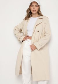 Born2be - Jasnobeżowy Płaszcz Dwurzędowy Trencz Ozdobiony Paskiem i Pagonami Malwissa. Okazja: na co dzień. Kolor: beżowy. Materiał: jeans. Wzór: aplikacja. Sezon: wiosna, jesień. Styl: casual, elegancki #2