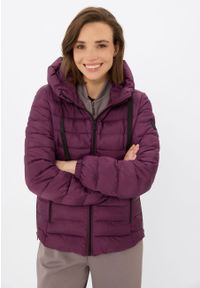 Volcano - Pikowana kurtka J-NORDIC. Kolor: fioletowy. Materiał: poliester, materiał, włókno, syntetyk, puch. Wzór: napisy. Sezon: zima. Styl: sportowy #1