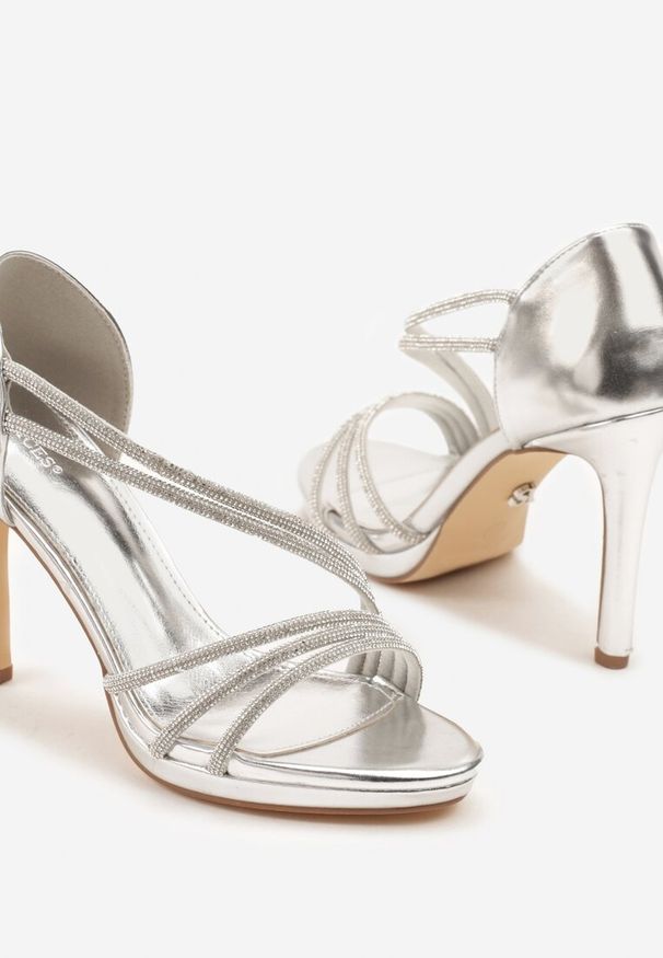 Born2be - Srebrne Sandały na Szpilce Vices z Cyrkoniowymi Paskami Sarivele. Okazja: na imprezę. Zapięcie: pasek. Kolor: srebrny. Wzór: paski. Sezon: lato. Obcas: na szpilce. Wysokość obcasa: średni