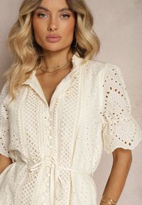 Renee - Jasnobeżowa Sukienka Boho z Bawełny Ozdobiona Ażurowym Wzorem Falbaną i Przewiązana Paskiem Nelah. Okazja: na co dzień, na imprezę. Kolor: beżowy. Materiał: bawełna. Wzór: aplikacja, ażurowy. Typ sukienki: proste. Styl: boho #3