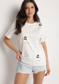 Born2be - Biały Bawełniany T-shirt Zdobiony Haftem z Motywem w Wiśnie Nevianira. Okazja: na co dzień. Kolor: biały. Materiał: bawełna. Wzór: aplikacja, haft. Styl: casual #4