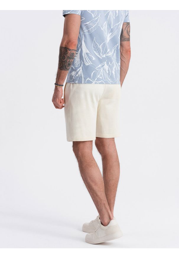 Ombre Clothing - Dzianinowe spodenki męskie ze ściągaczem i kieszeniami - kremowe V12 OM-SRBS-0139 - XXL. Kolor: kremowy. Materiał: dzianina. Wzór: aplikacja. Styl: wakacyjny