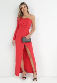 Born2be - Czerwona Kopertowa Sukienka Maxi na Jedno Ramię z Marszczeniami Analaura. Okazja: na imprezę. Kolor: czerwony. Materiał: wiskoza. Typ sukienki: kopertowe. Styl: elegancki. Długość: maxi