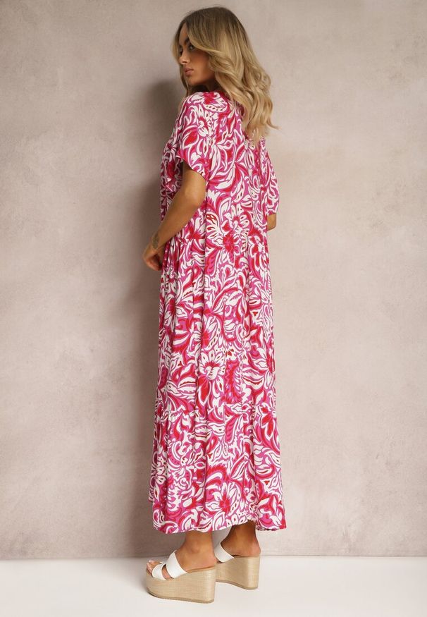 Renee - Różowa Sukienka z Wiskozy Zdobiona Falbankami z Krótkim Rękawem Danibella. Okazja: na co dzień. Typ kołnierza: kołnierz z falbankami. Kolekcja: plus size. Kolor: różowy. Wzór: aplikacja. Typ sukienki: dla puszystych. Materiał: wiskoza. Długość rękawa: krótki rękaw. Sezon: wiosna, lato. Styl: casual