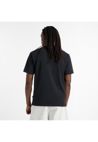 Koszulka męska New Balance MT51974BK – czarna. Kolor: czarny. Materiał: bawełna, dresówka. Wzór: aplikacja #5