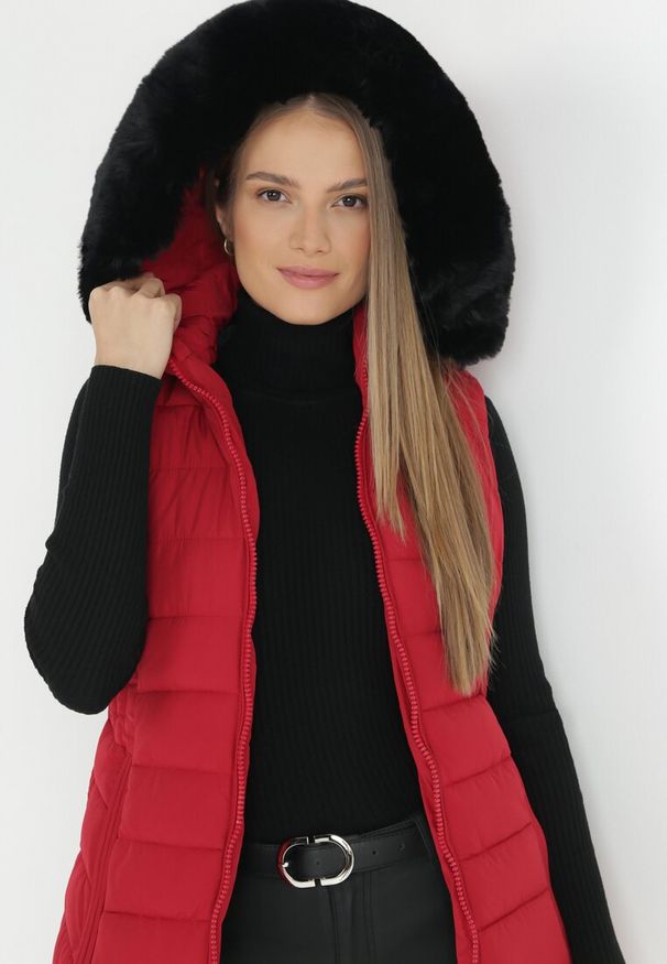 Born2be - Czerwona Kamizelka Pikowana z Kapturem z Futerkiem Alelia. Okazja: na co dzień. Typ kołnierza: kaptur. Kolor: czerwony. Materiał: futro. Styl: elegancki, klasyczny, casual