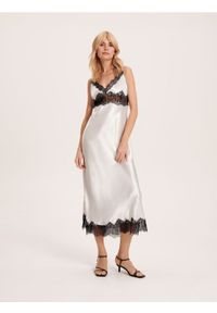 Reserved - Sukienka z satynowej wiskozy - jasnoszary. Kolor: szary. Materiał: wiskoza, satyna