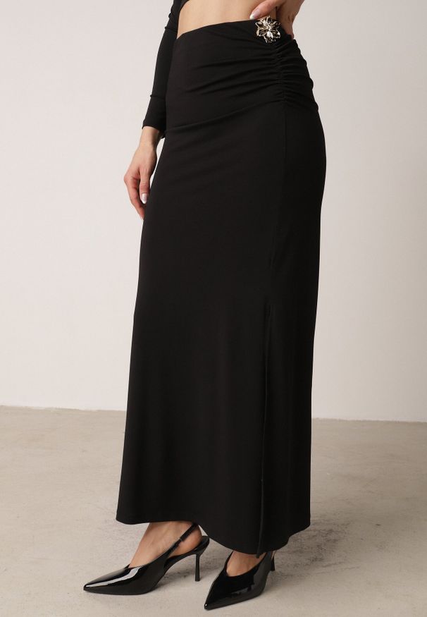 Born2be - Czarny Marszczony Komplet z Kwiatowymi Aplikacjami Bluzka i Spódnica Bervisse. Kolor: czarny. Wzór: aplikacja, kwiaty