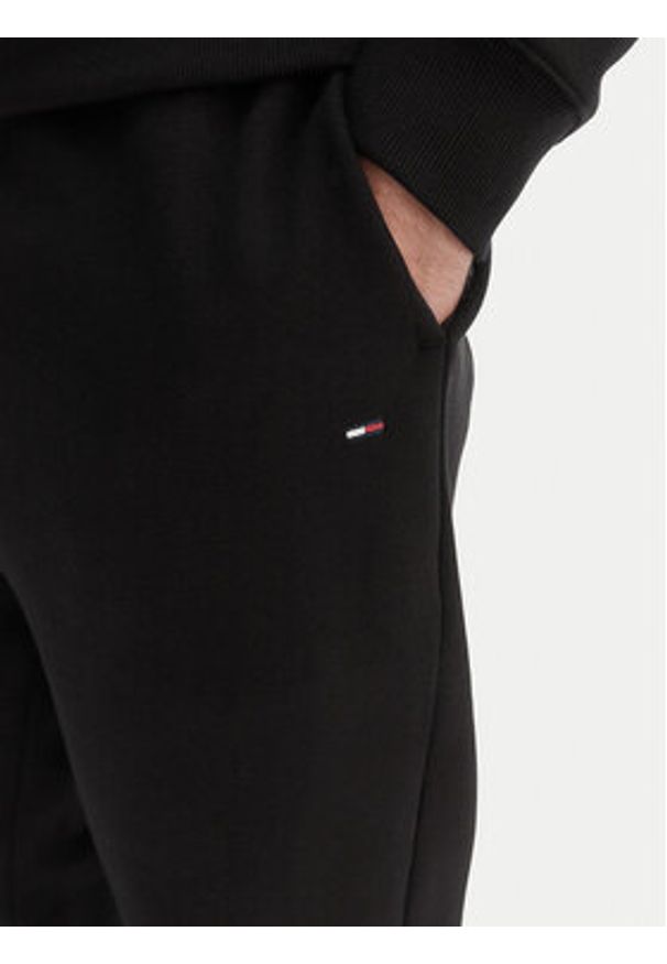 Tommy Jeans Dres DM0DM23281 Czarny Regular Fit. Kolor: czarny. Materiał: bawełna