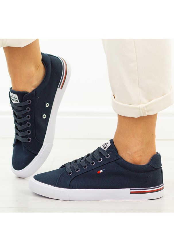 Granatowe trampki damskie American Club Lh116. Okazja: na spacer, na co dzień, na uczelnię. Zapięcie: sznurówki. Kolor: niebieski. Materiał: tkanina. Szerokość cholewki: normalna. Sezon: wiosna, lato. Styl: casual, klasyczny, sportowy, wakacyjny