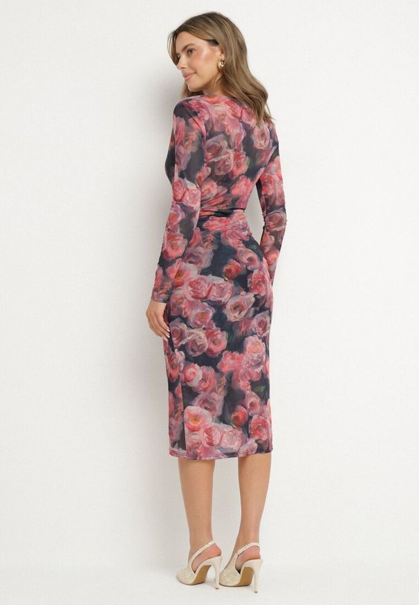 Born2be - Czarno-Czerwona Sukienka Siateczkowa z Wiskozą o Kopertowym Kroju z Marszczeniem Bolsela. Okazja: na randkę, na wesele, na ślub cywilny, na imprezę. Kolor: czerwony. Materiał: wiskoza. Typ sukienki: kopertowe. Styl: elegancki, klasyczny