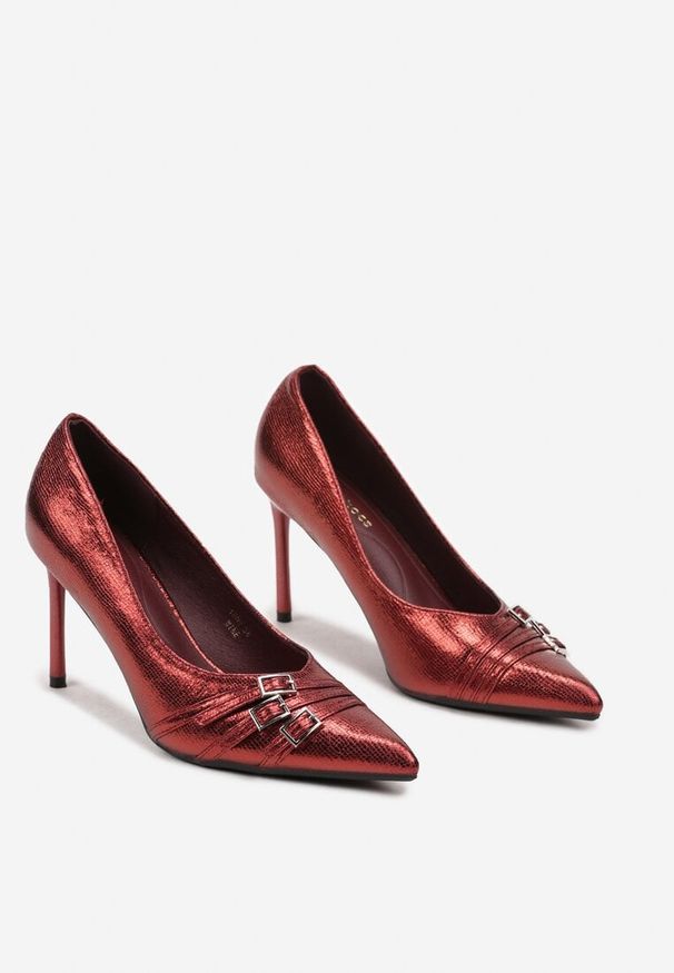 Born2be - Bordowe Eleganckie Szpilki ze Szpiczastym Noskiem i Ozdobnymi Klamerkami Raiyanna. Okazja: na imprezę, na co dzień. Nosek buta: szpiczasty. Kolor: czerwony. Materiał: jeans. Wzór: aplikacja. Obcas: na szpilce. Styl: elegancki