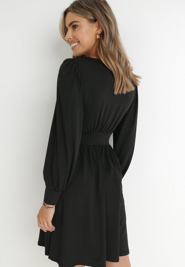 Born2be - Czarna Sukienka Kopertowa Taliowana Maecenus. Okazja: na co dzień. Typ kołnierza: dekolt w serek. Kolor: czarny. Materiał: wiskoza. Typ sukienki: kopertowe. Styl: casual, elegancki