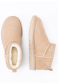 Ugg - UGG W CLASSIC ULTRA MINI Buty zimowe damskie beżowe. Kolor: beżowy. Materiał: zamsz, lyocell, wełna, skóra. Szerokość cholewki: normalna. Wzór: aplikacja. Sezon: zima #4