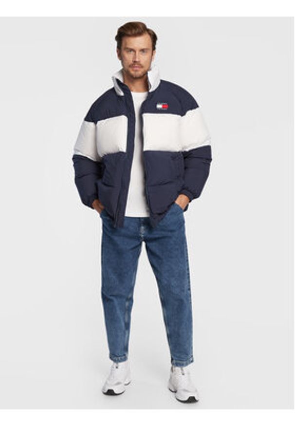 Tommy Jeans Kurtka puchowa Authentic Serif DM0DM14400 Granatowy Regular Fit. Kolor: niebieski. Materiał: syntetyk