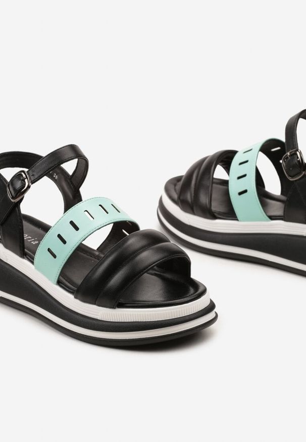 Born2be - Czarno-Niebieskie Sandały z Imitacji Skóry na Grubej Podeszwie Zapinane na Sprzączkę Uloemie. Nosek buta: otwarty. Zapięcie: sprzączka. Kolor: czarny. Materiał: skóra. Sezon: lato. Obcas: na obcasie. Styl: klasyczny. Wysokość obcasa: niski