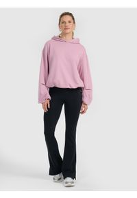 4f - 4F Bluza dresowa nierozpinana z kapturem damska - różowa L. Okazja: na co dzień. Typ kołnierza: kaptur. Kolor: różowy. Materiał: dresówka. Styl: casual #2