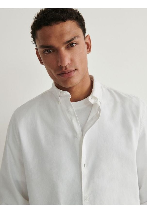 Reserved - Koszula comfort fit - biały. Kolor: biały. Materiał: bawełna, tkanina