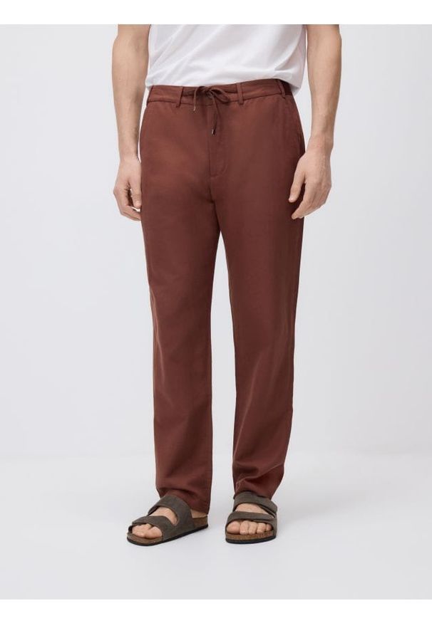 Reserved - Spodnie chino regular fit - bordowy. Kolor: czerwony. Materiał: tkanina, len