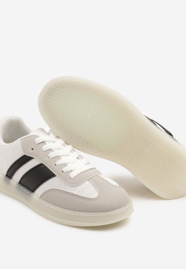 Renee - Biało-Czarne Sneakersy w Stylu Tenisówek z Paskami Eleaniria. Okazja: na co dzień. Zapięcie: pasek. Kolor: biały. Materiał: jeans. Wzór: paski. Obcas: na płaskiej podeszwie