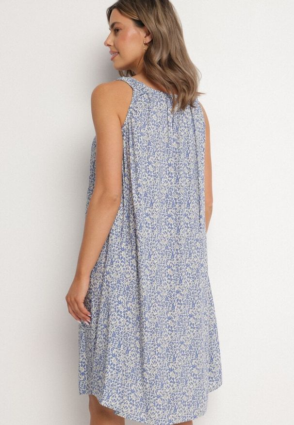 Born2be - Jasnoniebieska Rozkloszowana Sukienka z Bawełny w Abstrakcyjny Wzór Annivione. Kolor: niebieski. Materiał: bawełna. Długość rękawa: na ramiączkach. Styl: elegancki, klasyczny