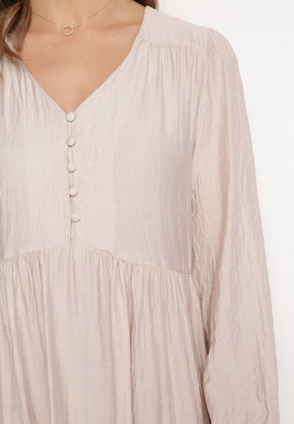 Born2be - Beżowa Sukienka Pudełkowa Maxi Ozdobiona Przeszyciami i Guziczkami Kedora. Kolor: beżowy. Wzór: aplikacja. Sezon: wiosna, jesień. Długość: maxi