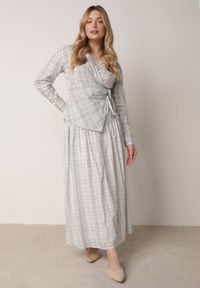 Born2be - Niebieski Komplet z Bawełny Kopertowa Wiązana Bluzka i Rozkloszowana Spódnica Alais. Kolor: niebieski. Materiał: bawełna #1