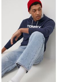 Tommy Jeans Bluza bawełniana męska kolor granatowy z kapturem z nadrukiem. Okazja: na co dzień. Typ kołnierza: kaptur. Kolor: niebieski. Materiał: bawełna. Wzór: nadruk. Styl: casual
