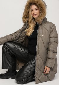 Born2be - Ciemnozielona Kurtka z Asymetrycznym Pikowaniem i Kapturem z Futerkiem Ruvita. Okazja: na co dzień. Typ kołnierza: golf. Kolekcja: plus size. Kolor: zielony. Materiał: futro. Styl: casual #6
