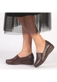 Brązowe Polskie półbuty damskie Gregors 920. Okazja: na co dzień. Nosek buta: okrągły. Kolor: brązowy. Materiał: skóra. Szerokość cholewki: normalna. Sezon: wiosna, jesień, lato. Styl: casual, elegancki, klasyczny #1