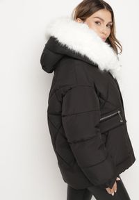 Born2be - Czarna Pikowana Kurtka z Kapturem i Grubym Futrzanym Obszyciem z Możliwością Odpięcia Izarida. Typ kołnierza: kaptur. Kolor: czarny. Materiał: futro. Długość rękawa: długi rękaw. Długość: długie. Styl: elegancki, klasyczny #3