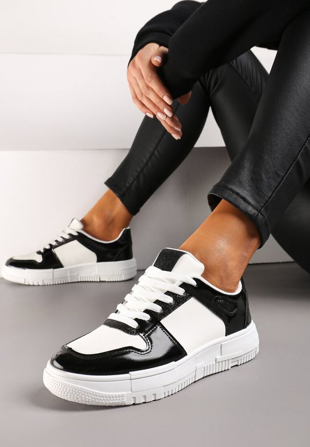 Born2be - Biało-Czarne Sneakersy na Grubej Podeszwie ze Wstawkami z Brokatu Bizzala. Kolor: biały. Sport: turystyka piesza