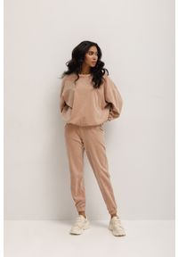 Marsala - Spodnie typu jogger wykonane z weluru w kolorze LATTE MACCHIATO - DISPLAY VELVET-XL. Stan: podwyższony. Kolor: beżowy. Materiał: welur. Styl: klasyczny, elegancki