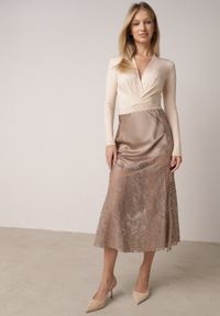 Born2be - Beżowa Spódnica z Satyny z Koronką i Rozcięciem na Nogę Doritana. Okazja: na co dzień, na spotkanie biznesowe. Kolor: beżowy. Materiał: satyna, koronka. Wzór: koronka. Styl: casual, biznesowy, elegancki #5