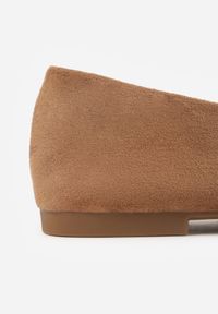 Born2be - Brązowe Casualowe Balerinki z Imitacji Zamszu Zambra. Okazja: na co dzień. Kolor: brązowy. Materiał: zamsz. Wzór: kolorowy. Sezon: lato. Styl: casual #6