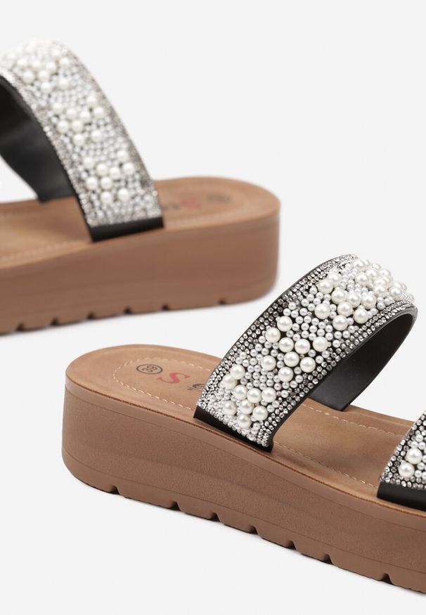 Renee - Czarne Klapki na Niskiej Platformie Zdobione Cyrkoniami i Perłami Rosanidra. Kolor: czarny. Materiał: jeans. Wzór: aplikacja. Obcas: na platformie. Styl: elegancki