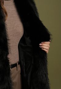 Born2be - Czarna Kurtka Futerko o Prostym Kroju z Cienkim Wiązanym Paskiem Casatte. Okazja: do pracy, na spotkanie biznesowe. Typ kołnierza: golf. Kolor: czarny. Materiał: futro. Wzór: aplikacja. Styl: biznesowy #2