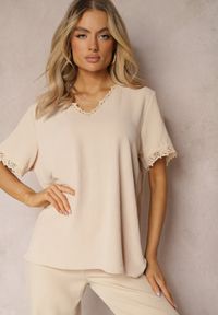 Renee - Beżowa Bluzka z Wykończeniami z Koronki i Dekoltem V Mallana. Kolor: beżowy. Materiał: koronka. Wzór: koronka. Styl: elegancki