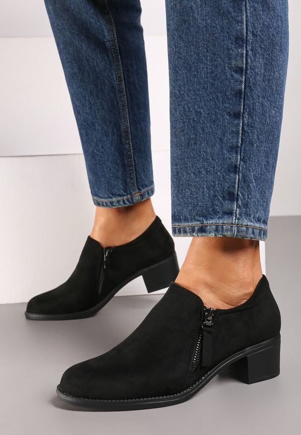 Born2be - Czarne Półbuty na Niskim Słupku z Ozdobnym Suwakiem Aricca. Okazja: na co dzień. Kolor: czarny. Materiał: jeans. Obcas: na słupku. Styl: elegancki, casual